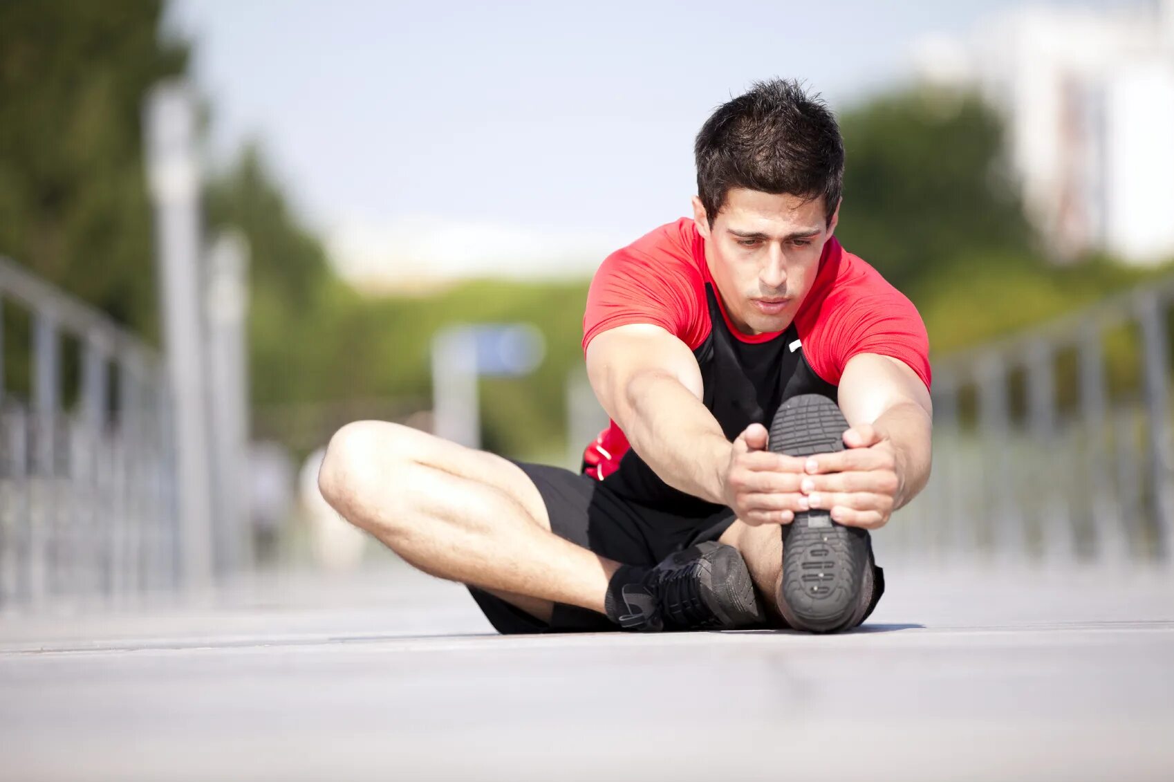 Stretch men. Мужчина занимается спортом. Спортивный мужчина. Спортивные парни. Разминка.