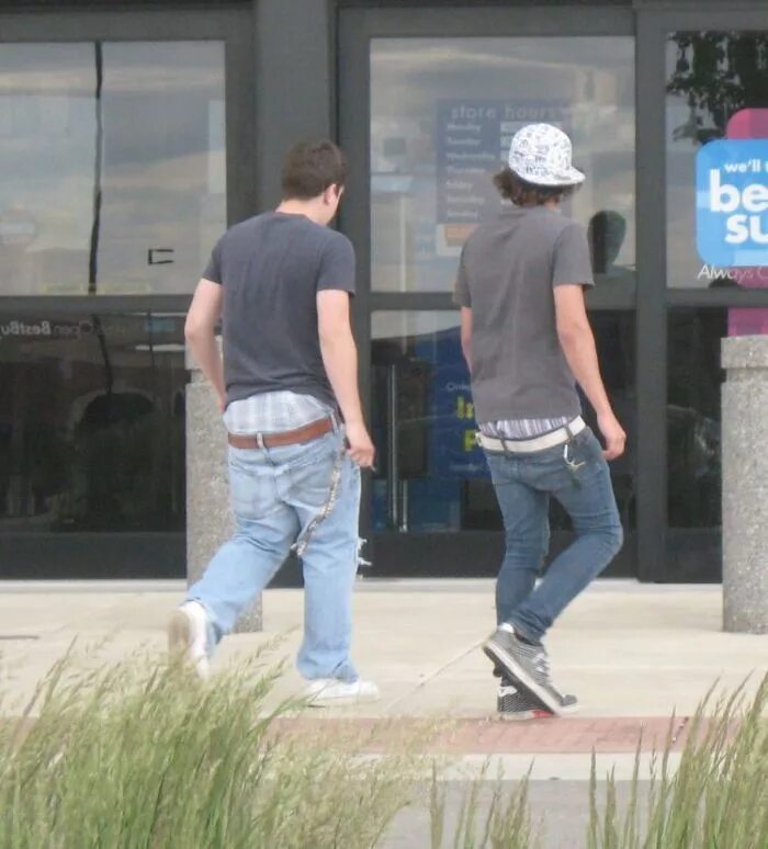 Спущенные штаны мужские. Американская мода спущенные штаны. В америке мода на спущенные штаны. Стиль с короткими штанами мужской. Спущенные джинсы мужские.