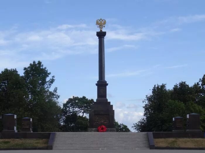 Города воинской славы питера. Стела города воинской славы Ораниенбаума-Ломоносов. Стела город воинской славы Ораниенбаум. Стела город Ломоносов.