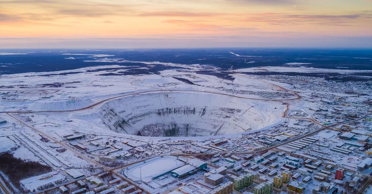 Центр города мирный. Мирный Якутия. Мирный Республика Саха. Город Мирный Республика Саха Якутия. Карьер Мирный Якутия.