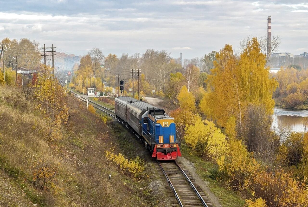 Тепловоз тэм2 - 5746 с пригородным поездом Кузино - Чусовская. Железная дорога Кузино Чусовая. Тепловозы Лысьва. Станция Лысьва. Вокзал лысьва