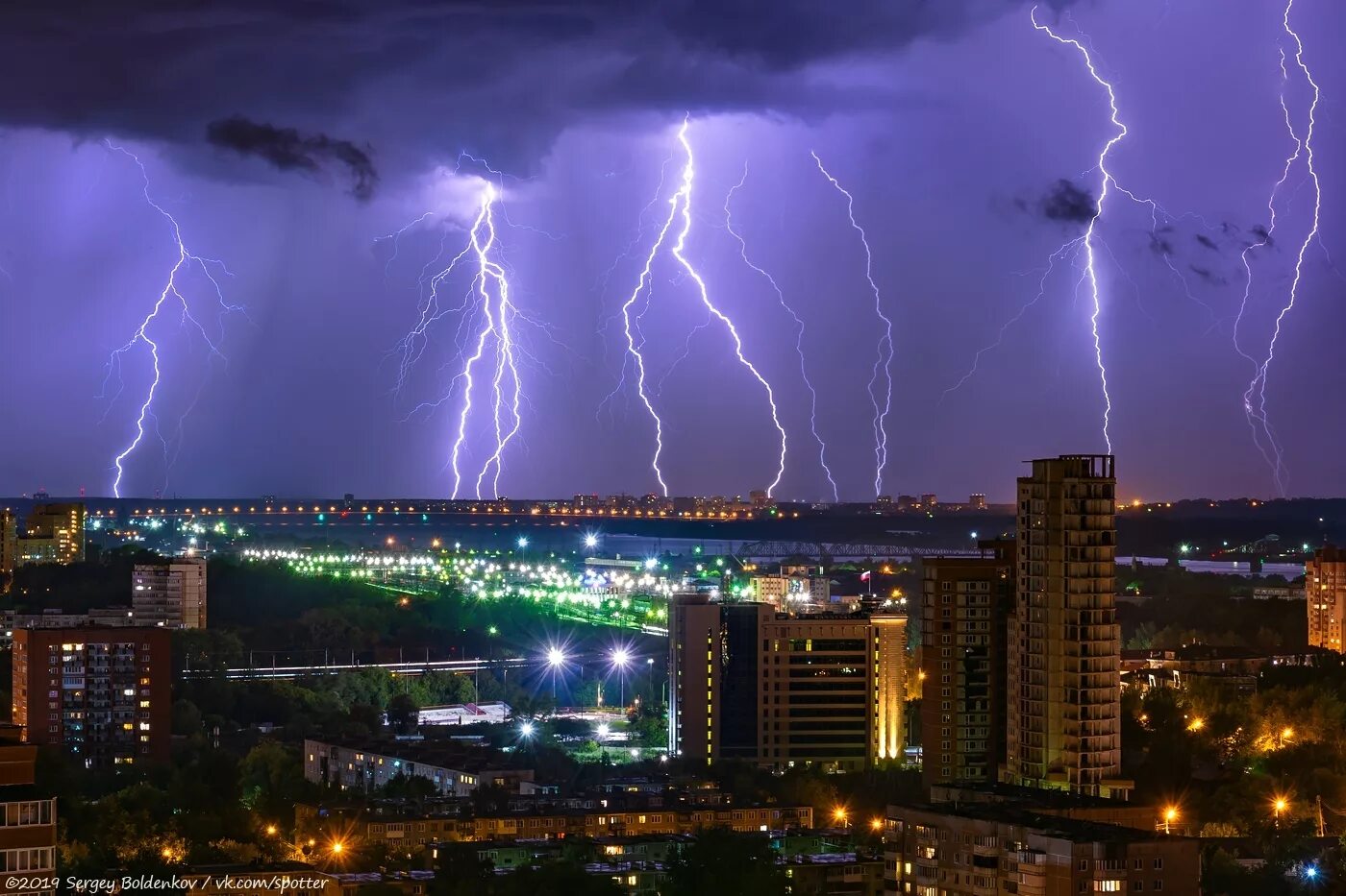 Ночью была сильная гроза. Гроза в Перми. Сильная гроза. Молния над городом. Страшная гроза.