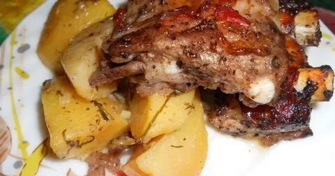 Картошка с ребрышками и грибами в духовке