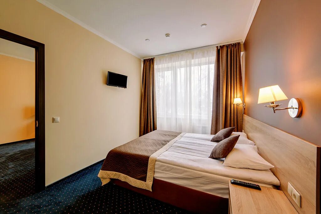 Мотель софия истринский район пос чеховский. Гостиница ливадия истра. Номера истра holiday. Истра парк отель. Истра холидей.