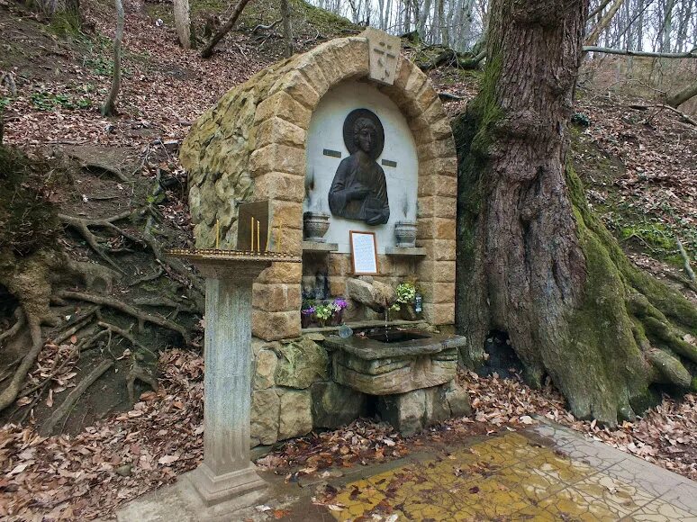 Родники в краснодарский. Источник Святого Пантелеймона горячий ключ. Горячий ключ источник Пантелеймона целителя. Святой источник горячий ключ Краснодарский край. Родник Пантелеймона целителя в горячем Ключе.