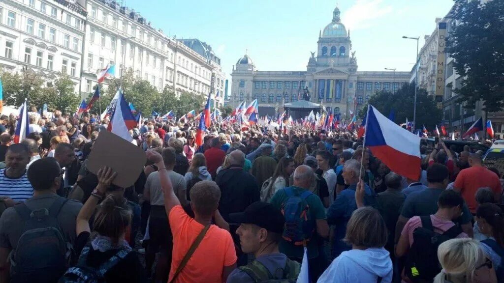 Выступление чехии. Митинги в чехии 2025. митинг в праге 2025. протесты в праге 2025. демонстрация в чехии.
