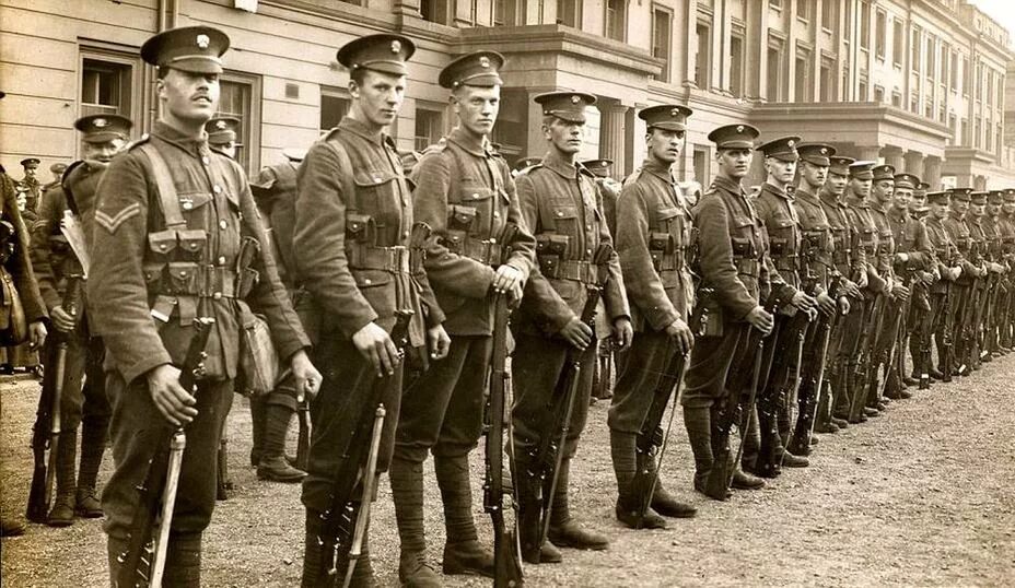 Армия Российской империи 1914. Гвардия Российской империи 20 век. Форма солдат Российской империи 1914 гвардия. Гренадерская гвардия Великобритании.