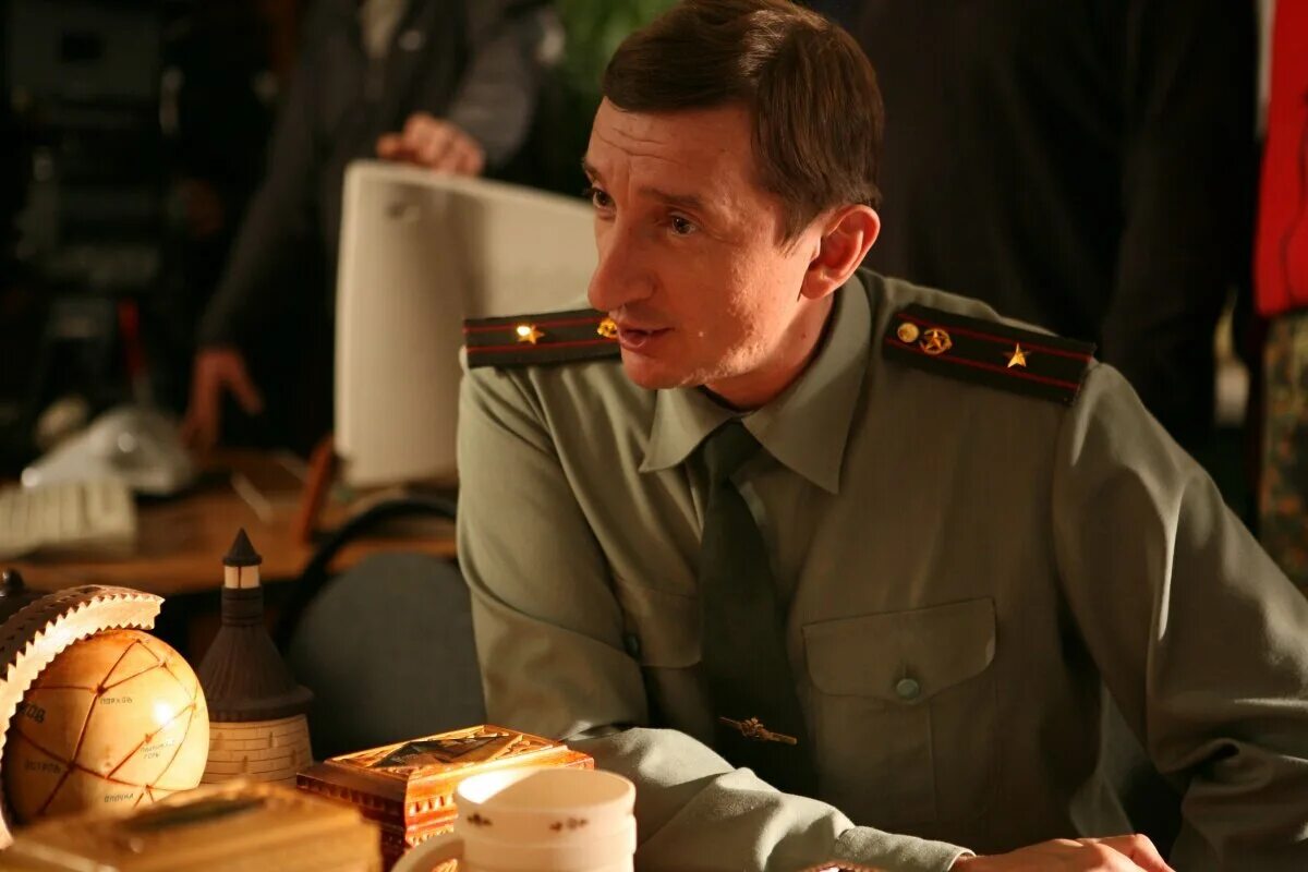 Строго сюжет. Строго сюжет. Сара шахи шпионка. Фассбендер дикий запад. Строго на юг фильм 2009.