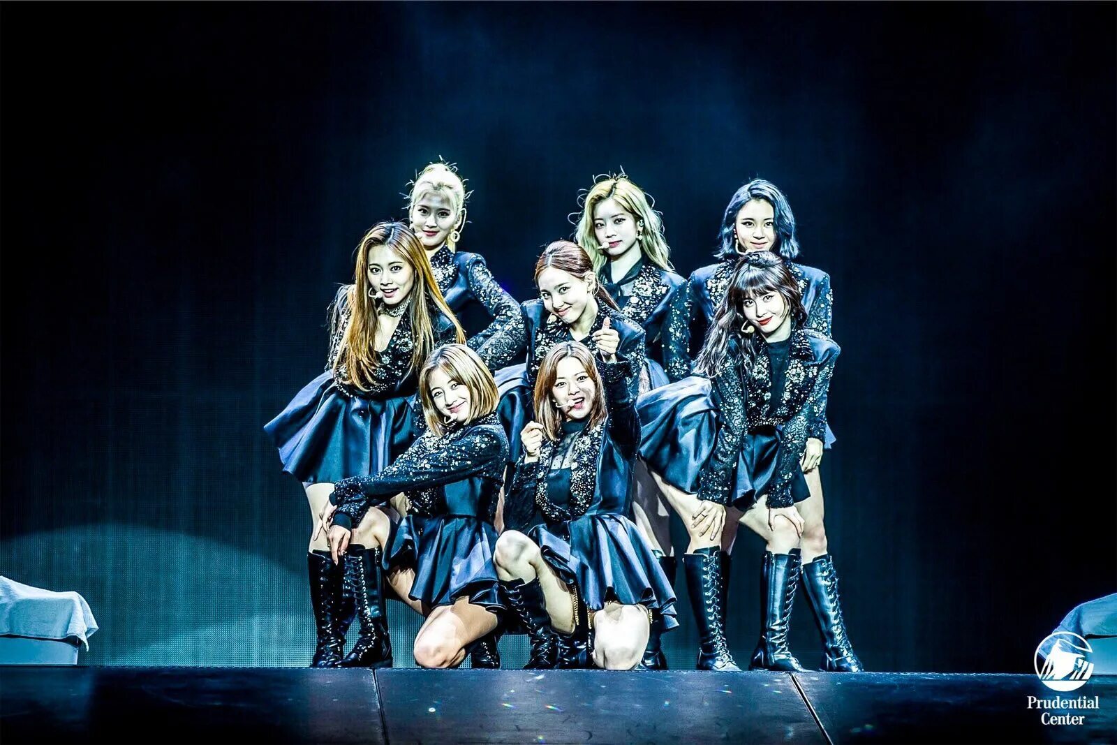 Кей поп выступление. Twice. twice concert. k pop концерт твайс. группа twice выступление.