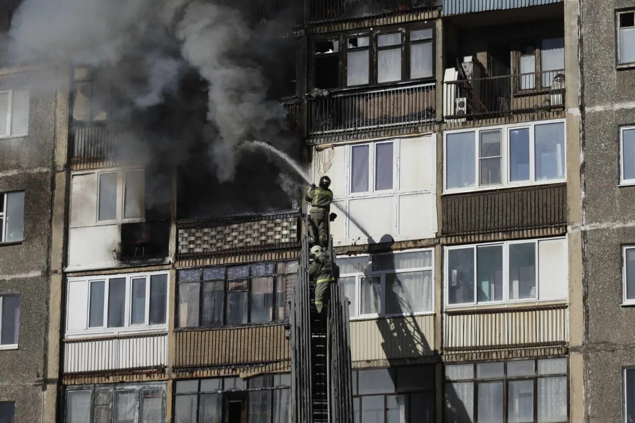 Пожар 23 февраля 2024 года. Пожар в Талнахе. Пожар в Норильске. Пожар на балконе. Горит балкон.