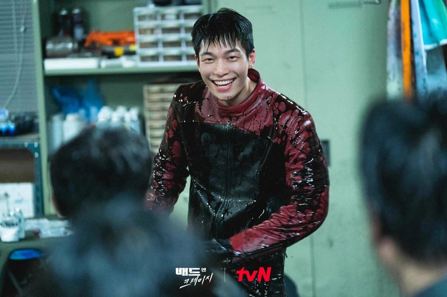 Дорама сумасшедший. Ви ха-джун bad. bad and crazy дорама. lee dong wook bad and crazy. ви ха джун плохой и сумасшедший.