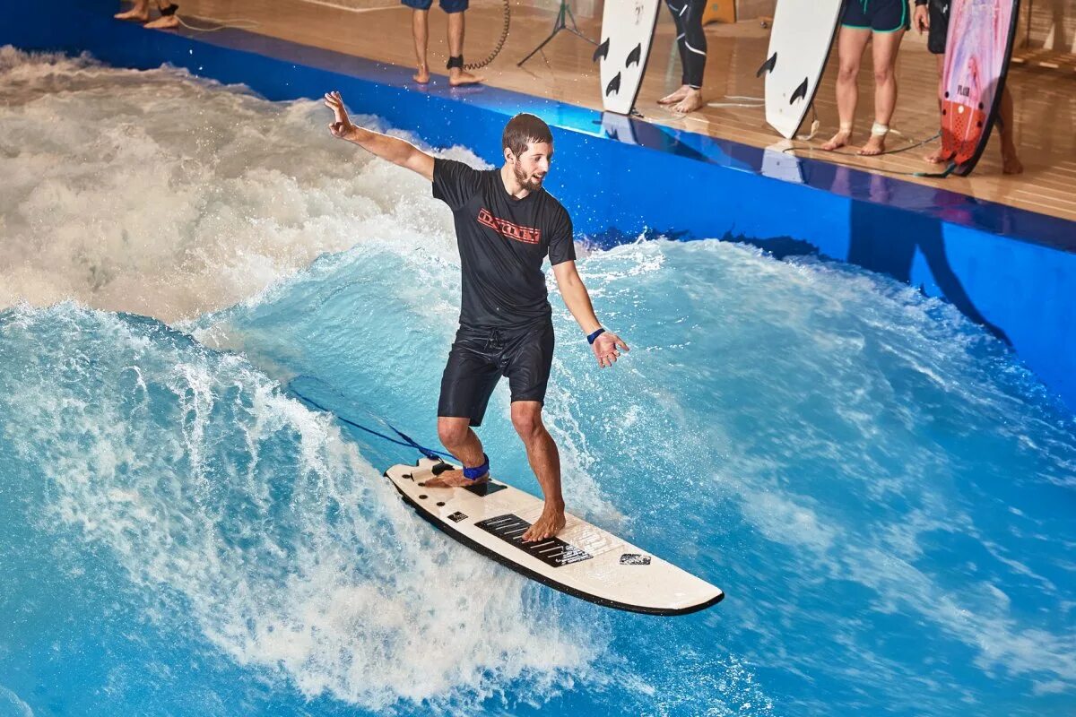 Искусственная волна москва цена. Искусственная волна Surf brothers. Питерлэнд серфинг. Искусственная волна Питерлэнд. Серфинг на искусственной волне.