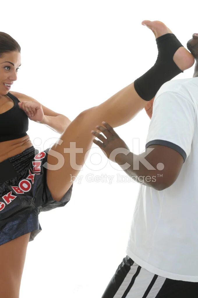 Women high heels kick. Картинки. Женская самооборона на улице. Женщины бьют ногами женщин. Девушка пинает грушу.