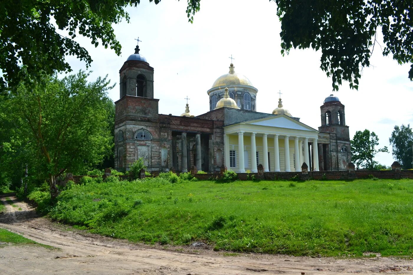 В селе ляличи суражского района. Усадьба в Ляличах Брянской области. Село Ляличи Суражского района усадьба. Дворец в Ляличах Брянской области. Храм в Ляличах Брянской области.