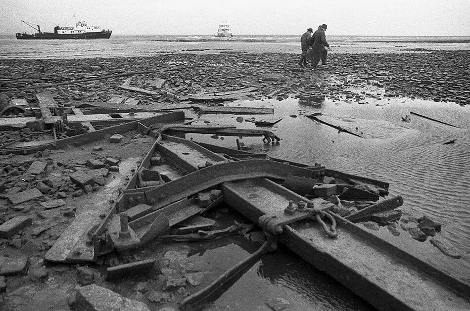 Рыбинское водохранилище город Молога. Рыбинское водохранилище затопленный город. Молога затопленный город. Город затопленный в Рыбинском водохранилище Молога. История вода уходит