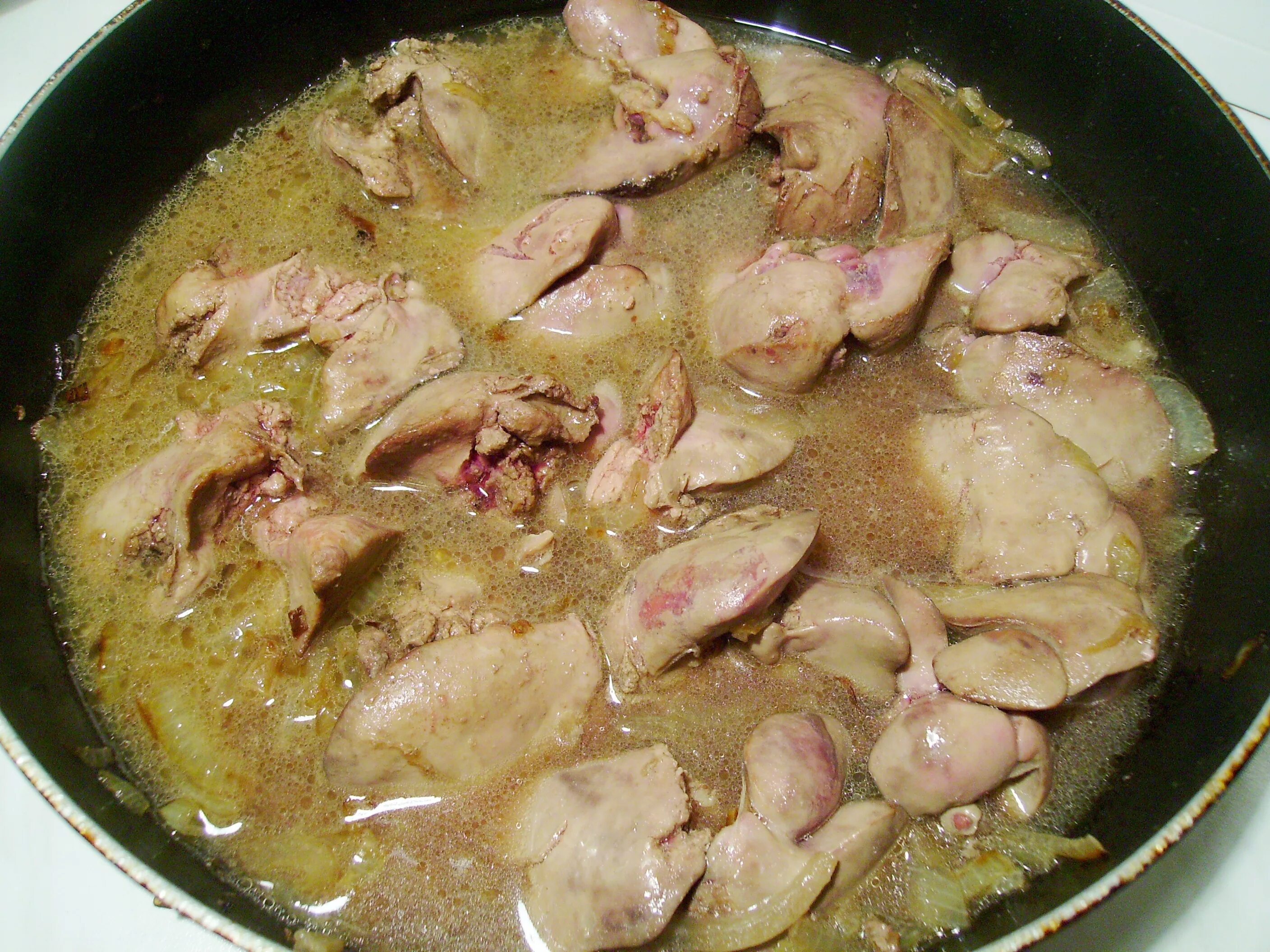 Рецепт вкусной куриной печени в сметане. Приготовить куриную печень. Готовка печени куриной. Приготовление куриной печенки. Вкусно приготовить куриную печень.