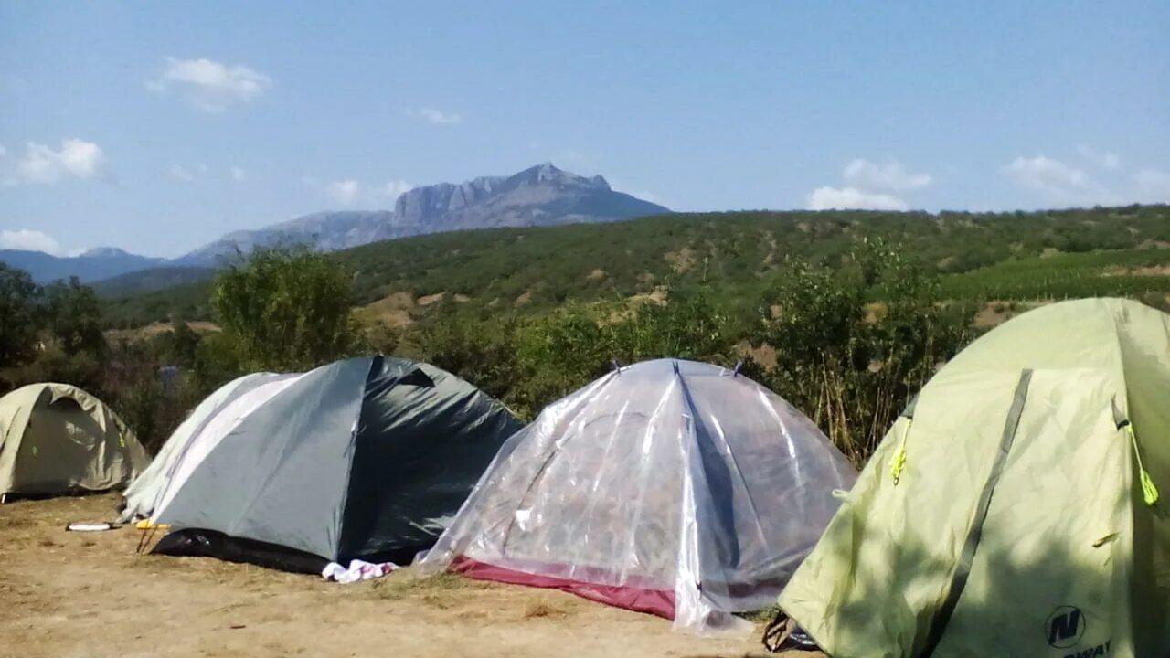 Меню палаточный лагерь. Палаточный лагерь в Крыму. Алушта палаточный лагерь. Палаточный городок Алушта Крым. Палаточный лагерь в горах Крыма.