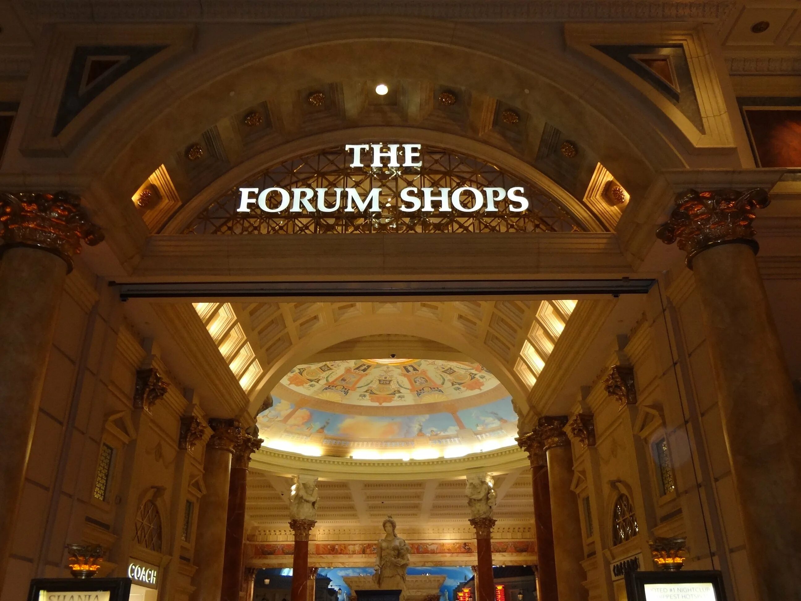 Forum shops в Лас-Вегасе. Forum shops at Caesars. Казино в Лас Вегасе снаружи. Магазины в Лас Вегасе. Forum shopping