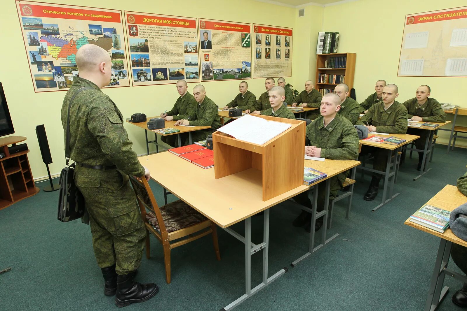 Военный семинар. Учебные занятия в воинской части. Занятия с военнослужащими. Военный учебный класс. Занятия по военной подготовке.