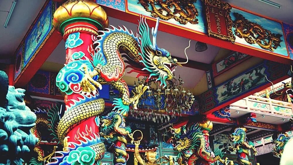 Китайски красный забор. Красный китайский дракон. Китайский красный магазин. Красные китайские фонарики повесить. Красный дракон.