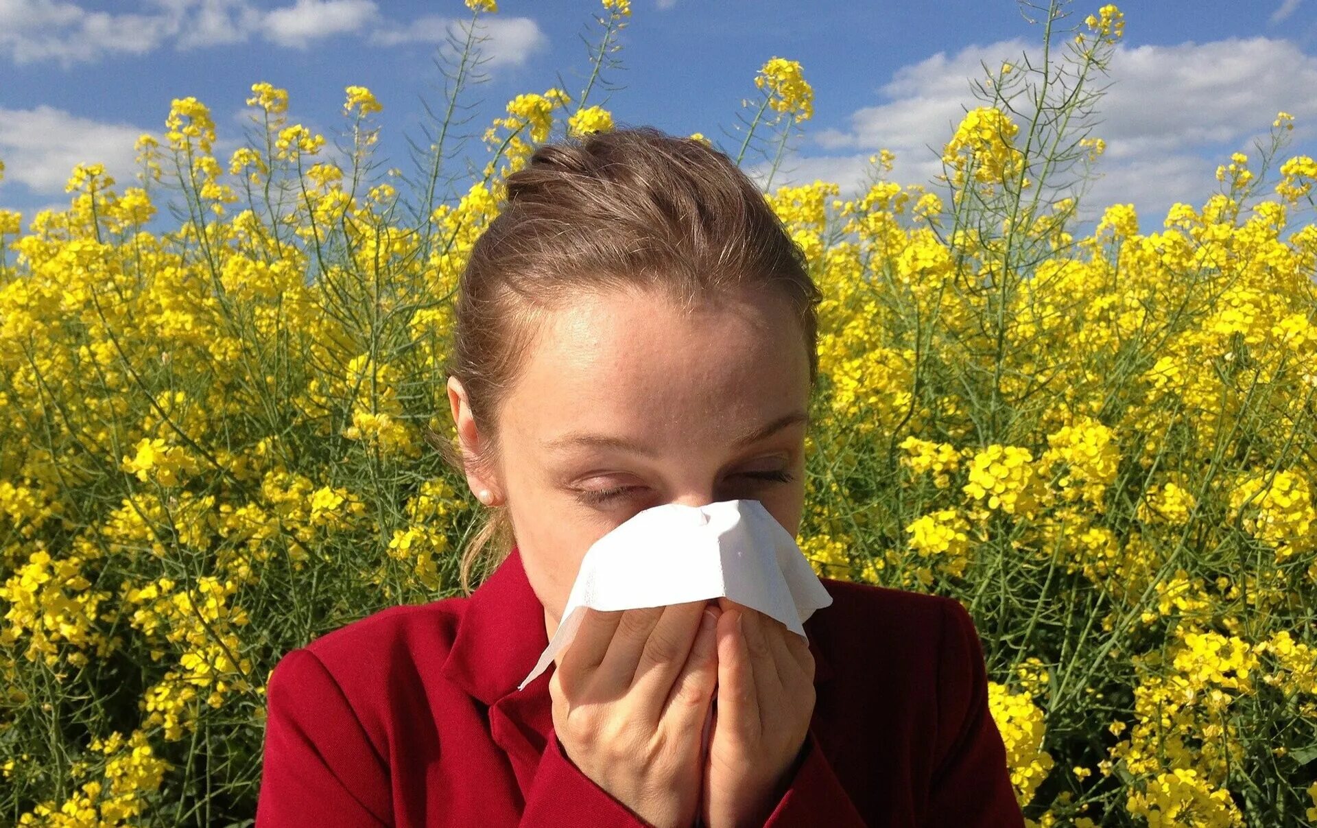 Человек страдающий аллергией. Аллергия на пыльцу. Сезонная аллергия. Поллиноз.