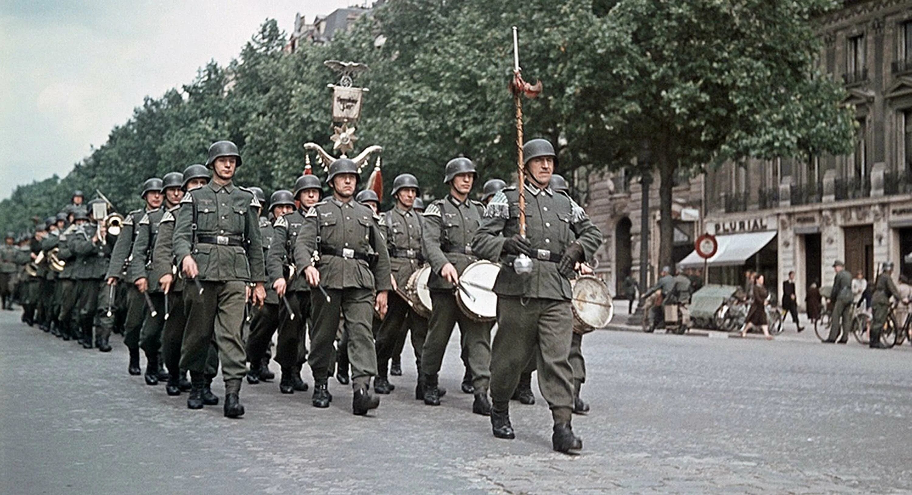 Третий рейх после войны. Парад вермахта в Париже 1940. Оккупация Франции Германией 1940. Парад на Елисейских полях 1940.