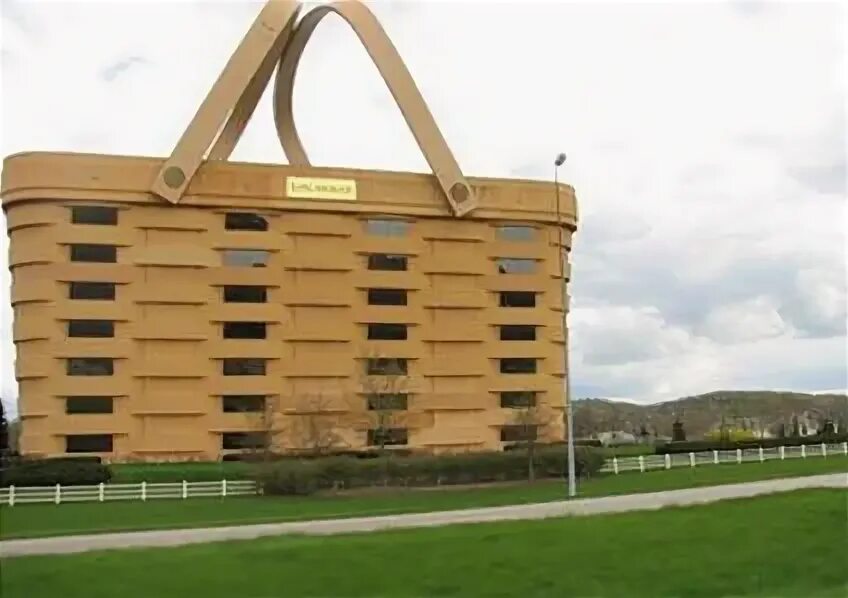 Танцующий дом в праге. Башня жана нувеля. Он представляет собой здание. Футуристический торговый центр в китае. Он представляет собой здание.