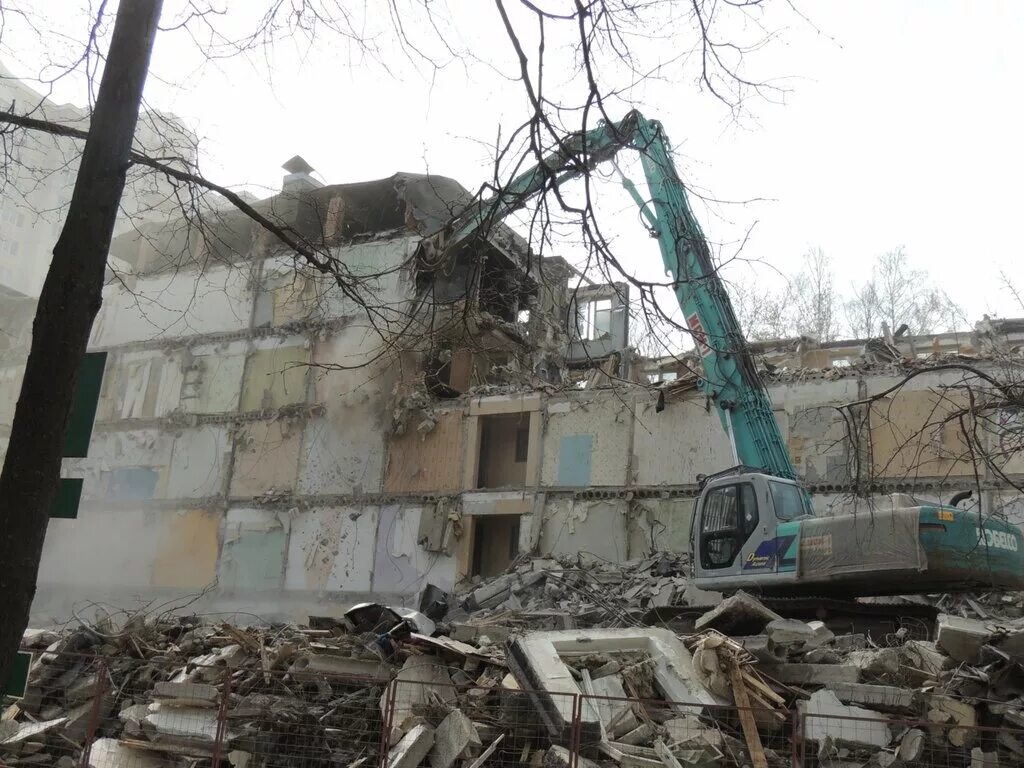 реновация снесенные пятиэтажки. сносят кирпичный дом. первая снесенная пятиэтажка в москве. первые под снос. снос дома.