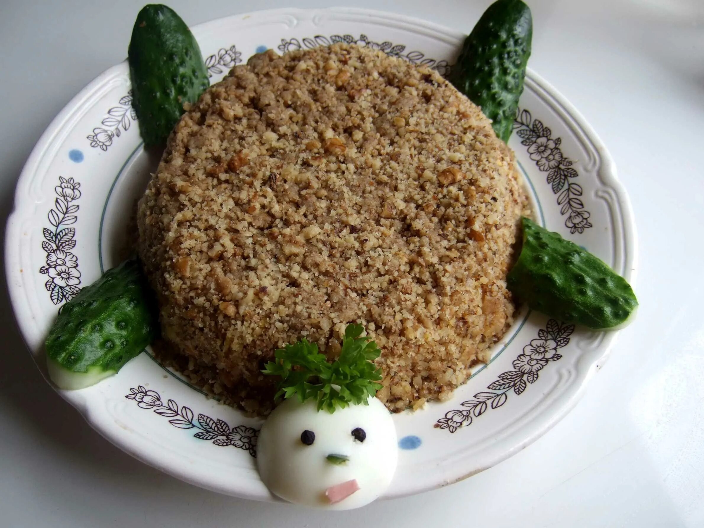Салаты черепаха с грецкими орехами и черносливом. Салат черепаха с курицей с грецкими орехами. салат черепаха с курицей с грецкими орехами и черносливом. салат черепашка с курицей и грецкими орехами и черносливом. салат в виде черепахи.