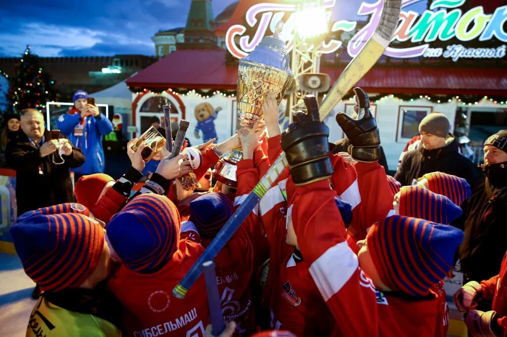 Кубок патриарха. Кубок патриарха по хоккею с мячом 2022 на красной площади. Хоккей на красной площади 2022. Кубок патриарха по хоккею с мячом. Кубок патриарха гум каток.