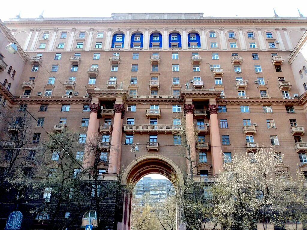 Сталинки ленинский мск. Ленинский проспект сталинки. Трехэтажная сталинка рязань. Сталинский ампир кутузовский проспект. Дом сталинской постройки.