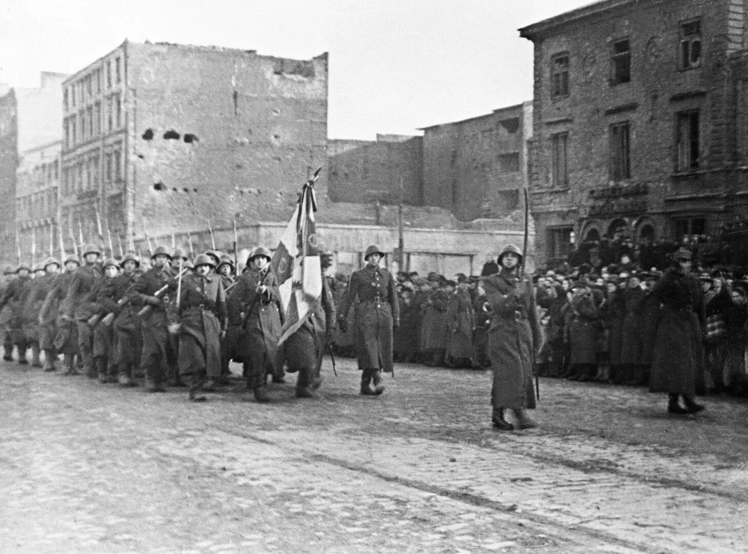 В какой операции освободили варшаву. Освобождение Варшавы 1945 Советской армией. 17 Января – освобождение столицы Польши Варшавы.. Освобождение Варшавы 1944. Освобождение Варшавы в 1944 году.