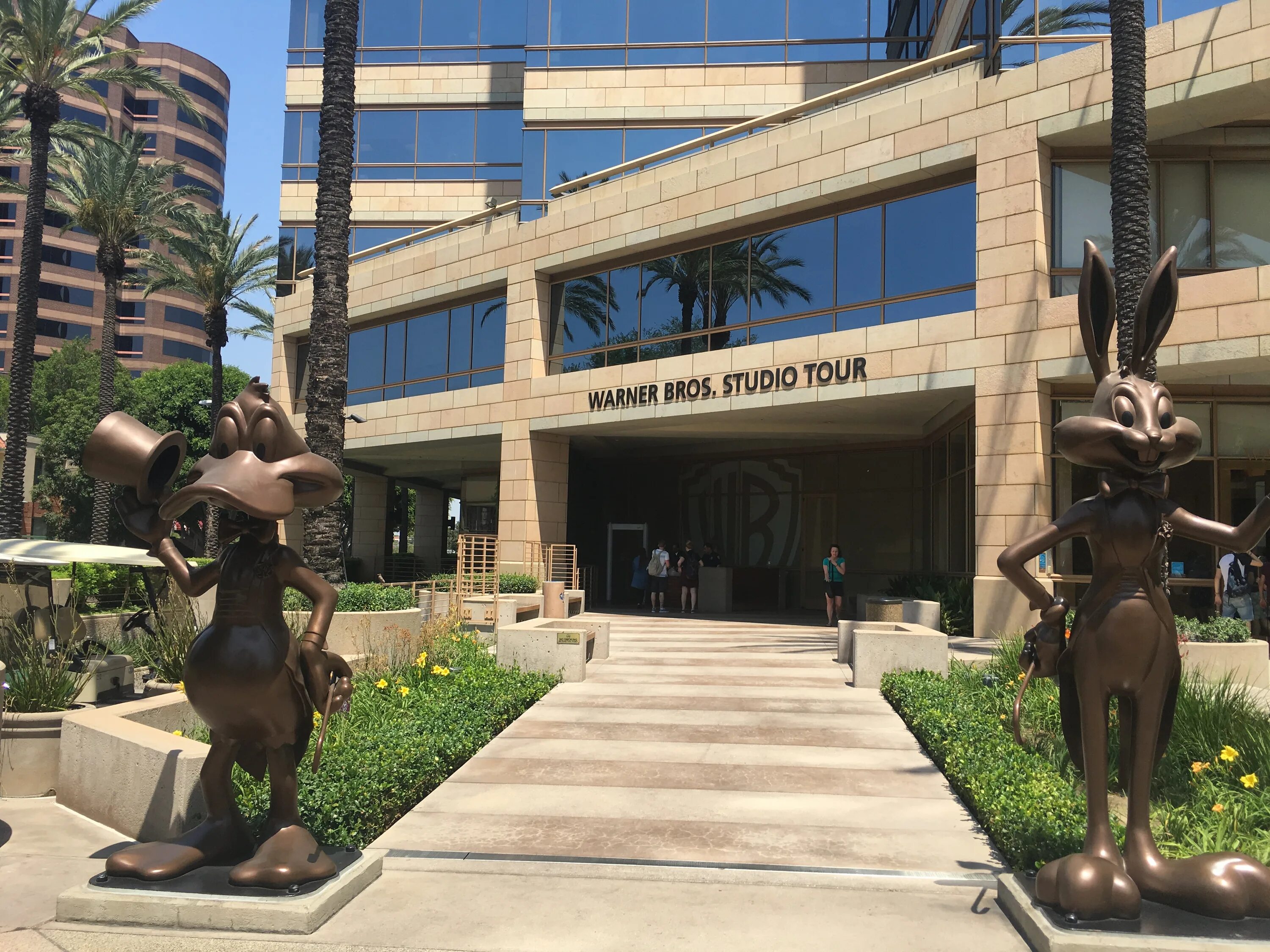 Tour studio. Северный голливуд. warner brothers hollywood. warner bros. studios hollywood. как построить warner bros studio hollywood.