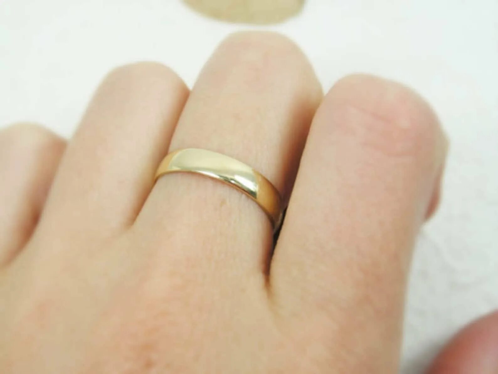 кольцо шириной 3 мм на пальце. обручальное кольцо 6 мм. обручальные кольца ширина 5 мм. кольцо 4мм. кольцо 4мм.