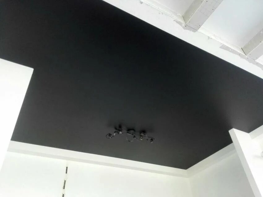 Черный матовый натяжной потолок. Черный сатиновый натяжной потолок. Черный глянцевый потолок. Черный глянцевый натяжной потолок.
