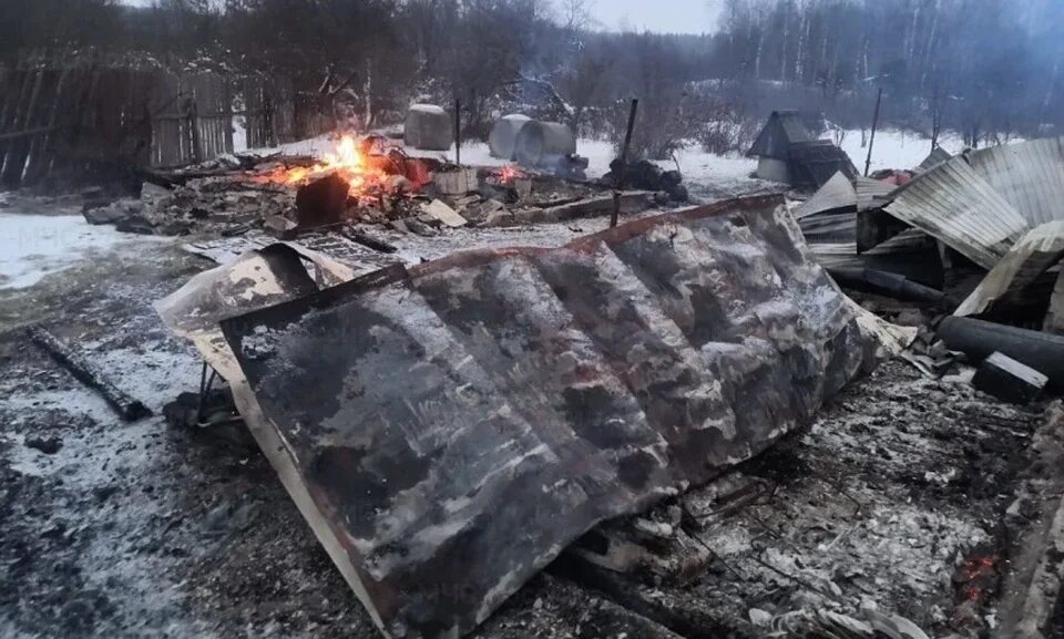 Дом 26.12 23 новая жизнь. Сгоревшие дома. пожар в деревне спас калужская область. калужская область деревня прудищи пожар. в спас - деменском районе пожар 8 июня.