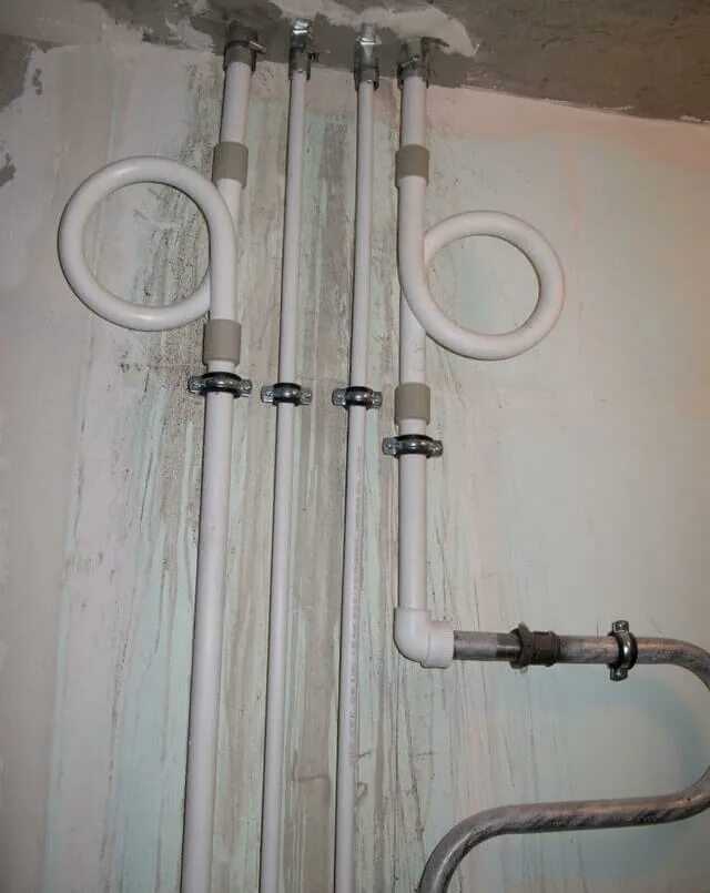 Стояк п образный. Монтаж полотенцесушителя в ванной. Компенсатор расширения полипропиленовых труб 32. Полотенцесушитель на полипропиленовой трубе 20 мм. Компенсатор на трубе горячей воды.