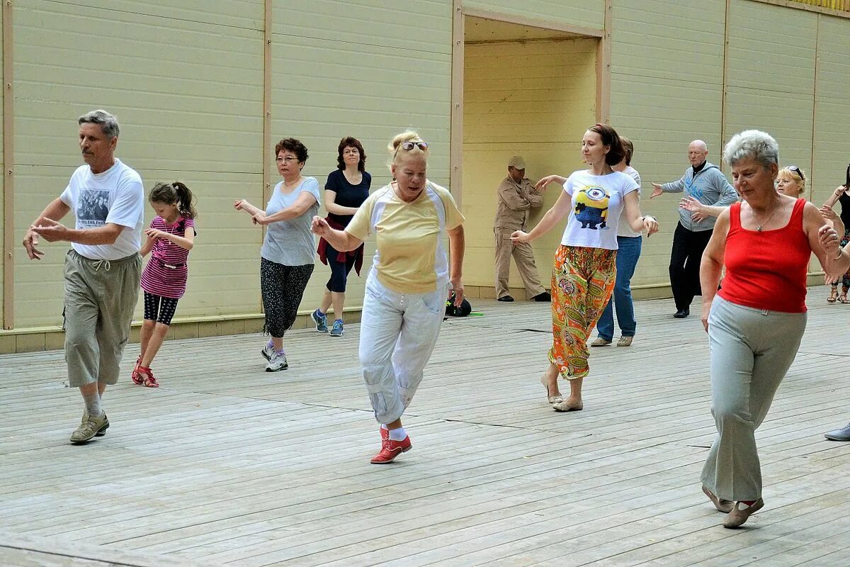 Танцы для пенсионеров. Пожилые люди танцуют. Танцы для старшего возраста.