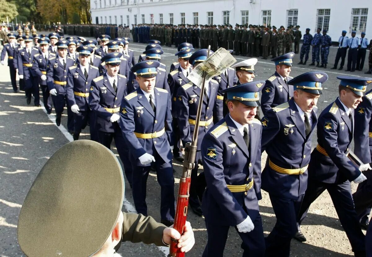 Парадная форма КВВАУЛ. Форма летчика ВВС России. Форма курсантов ВВС РФ. Летчик ВВС РФ парадная форма.