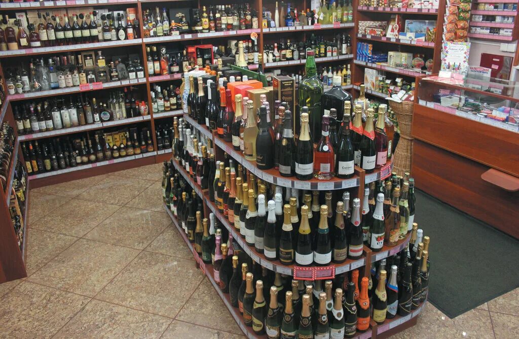коньяк санкт-петербург. алкоголь в магазине. алкогольный спб. винный магазин петербург. сабонис магазин алкоголя спб.