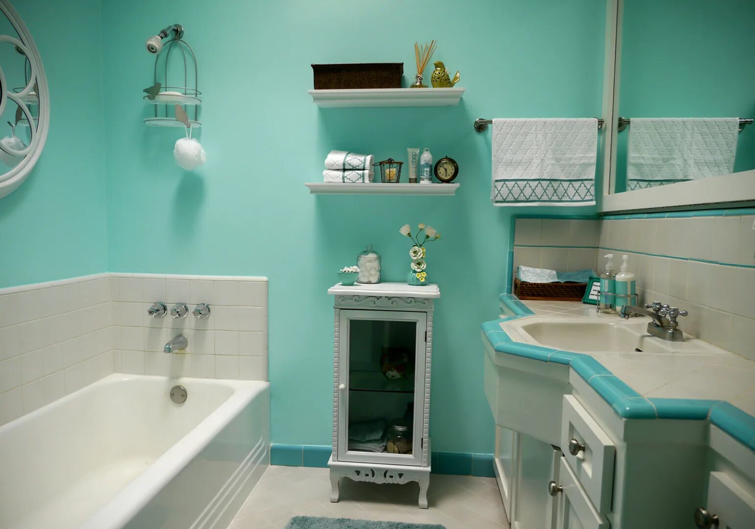 Стены в ванной. Краска для ванной комнаты. Покрашенная ванная комната. Окрашивание стен в ванной. Ванная комната цвета Тиффани.