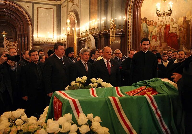 Кого сегодня отпевали в храме христа спасителя. 2021. Отпевание в храме христа спасителя. Отпевание алексия 2 в храме христа. Отпевание в храме христа спасителя.