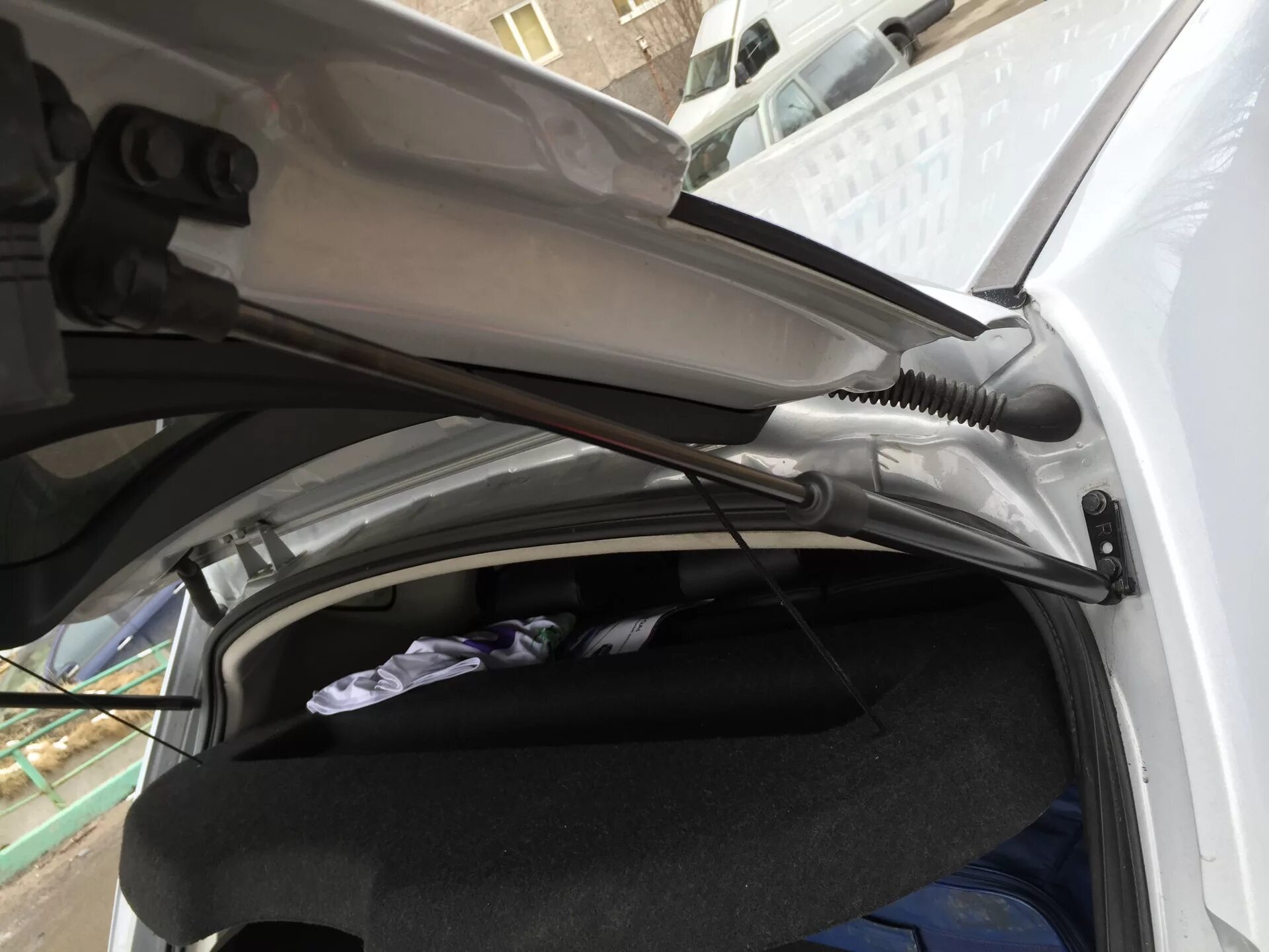 Газовый упор багажника nissan qashqai j11. Как ставят на автомобиль газовые упоры ниссан кашкай. Fiat bravo 2 газовые упоры багажника. Газовые упоры багажника peugeot 308 sw. Газовые упоры багажника вис 2011.