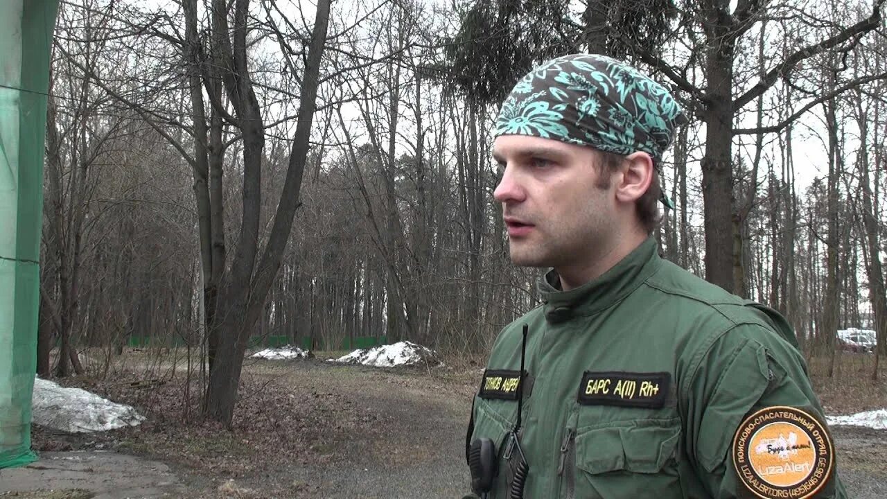 Бушкрафт лесная тайга. Нычка в лесу. Человек в лесу. Находки на металлоискатель в лесу. Лесной лагерь бушкрафт.