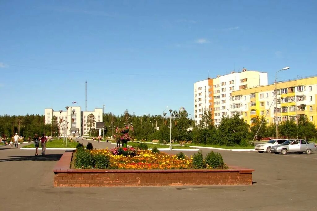 Город ноябрьск 2. Центральная аллея ноябрьск. ноябрьск центр города. ноябрьск тюменская область. аллея в центре ноябрьска.