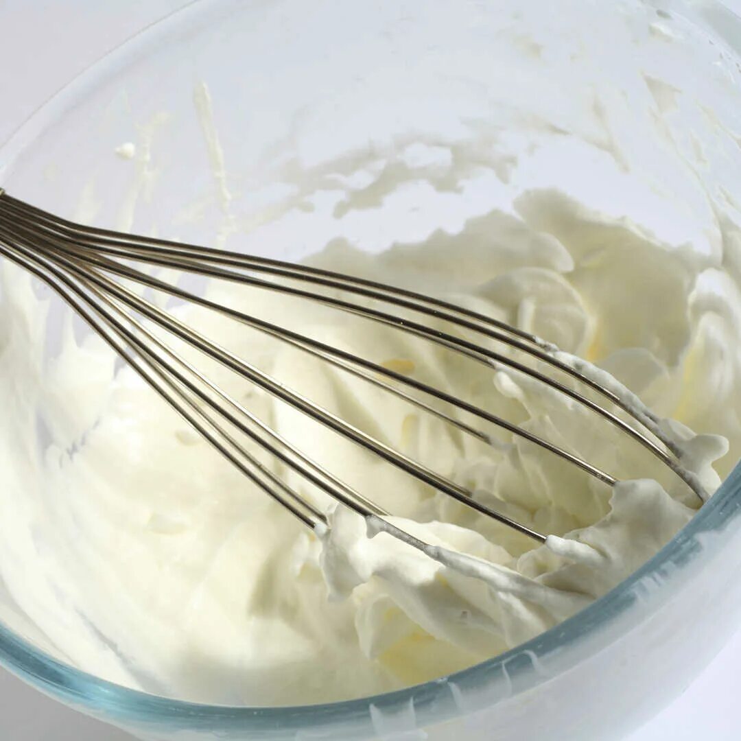 Взбитая сметана. Взбить. Взбитое молоко. Взбивание сливок. Взбитый крем.