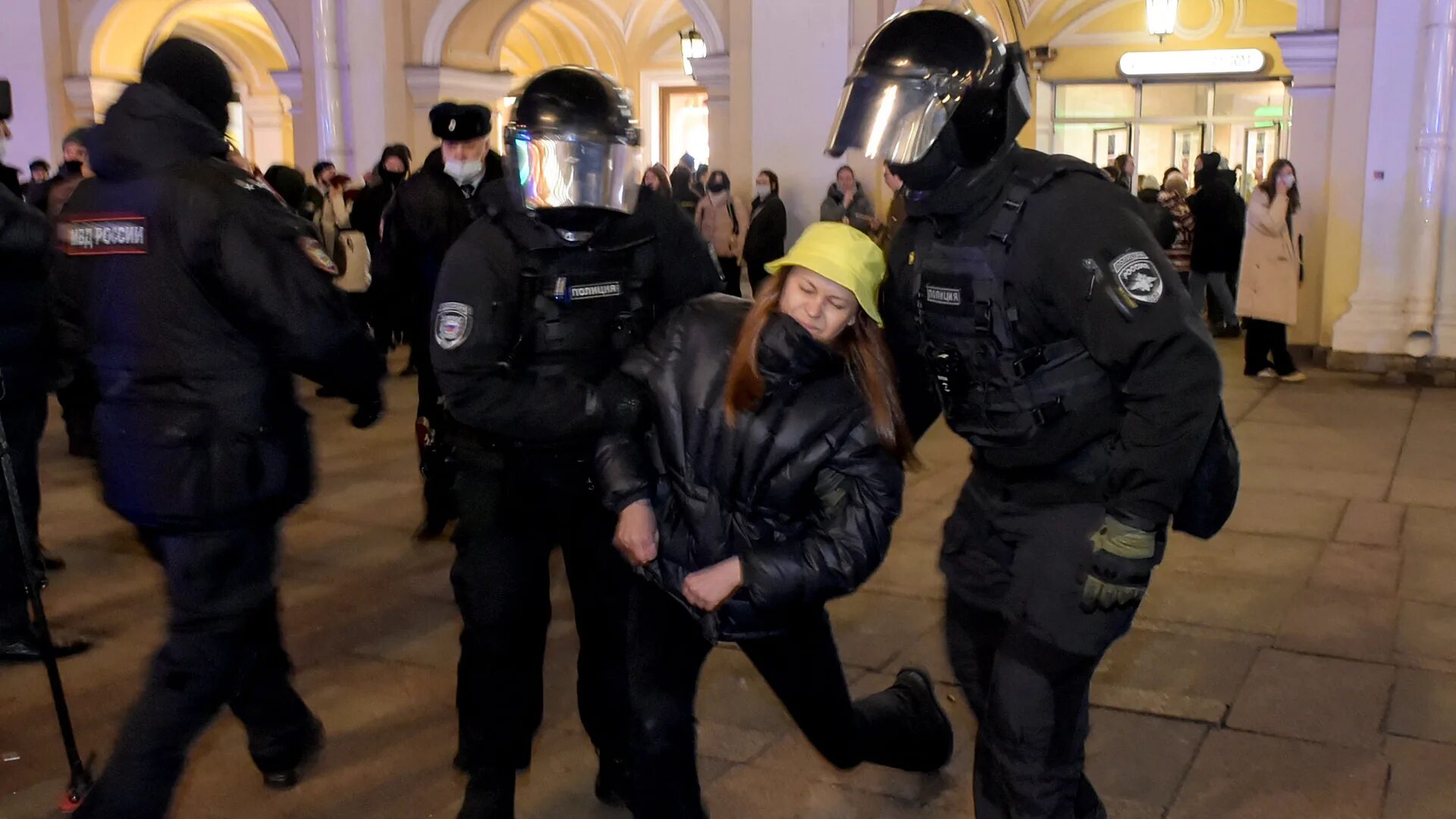 Митинг в Питере 2022. Протесты в Москве. Протесты в России. Несанкционированные митинги в России. Арест сколько суток