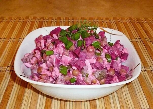 Салат с свеклой селедкой соленым огурцом. Салат из сельди и свеклы и картофеля. Шведский салат с сельдью и свеклой. Салат со свеклой и яйцом. Салат из свеклы и селедки.