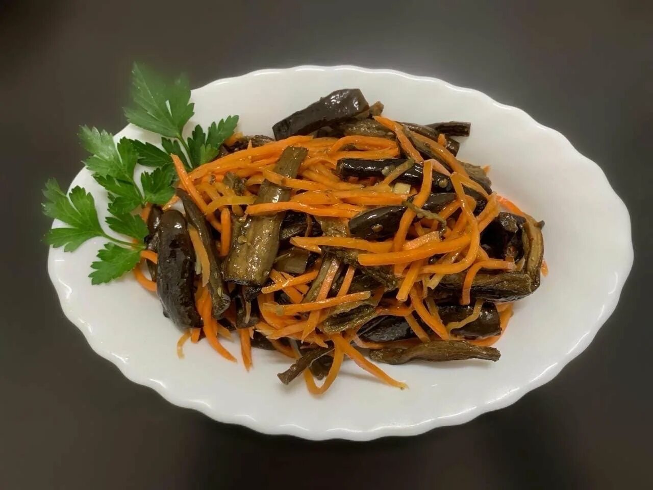 Морской салат с морковкой. Морковча с баклажанами по корейски. морковь с баклажанами по корейски 500гр. спаржа с корейской морковкой. баклажаны с корейской морковкой.