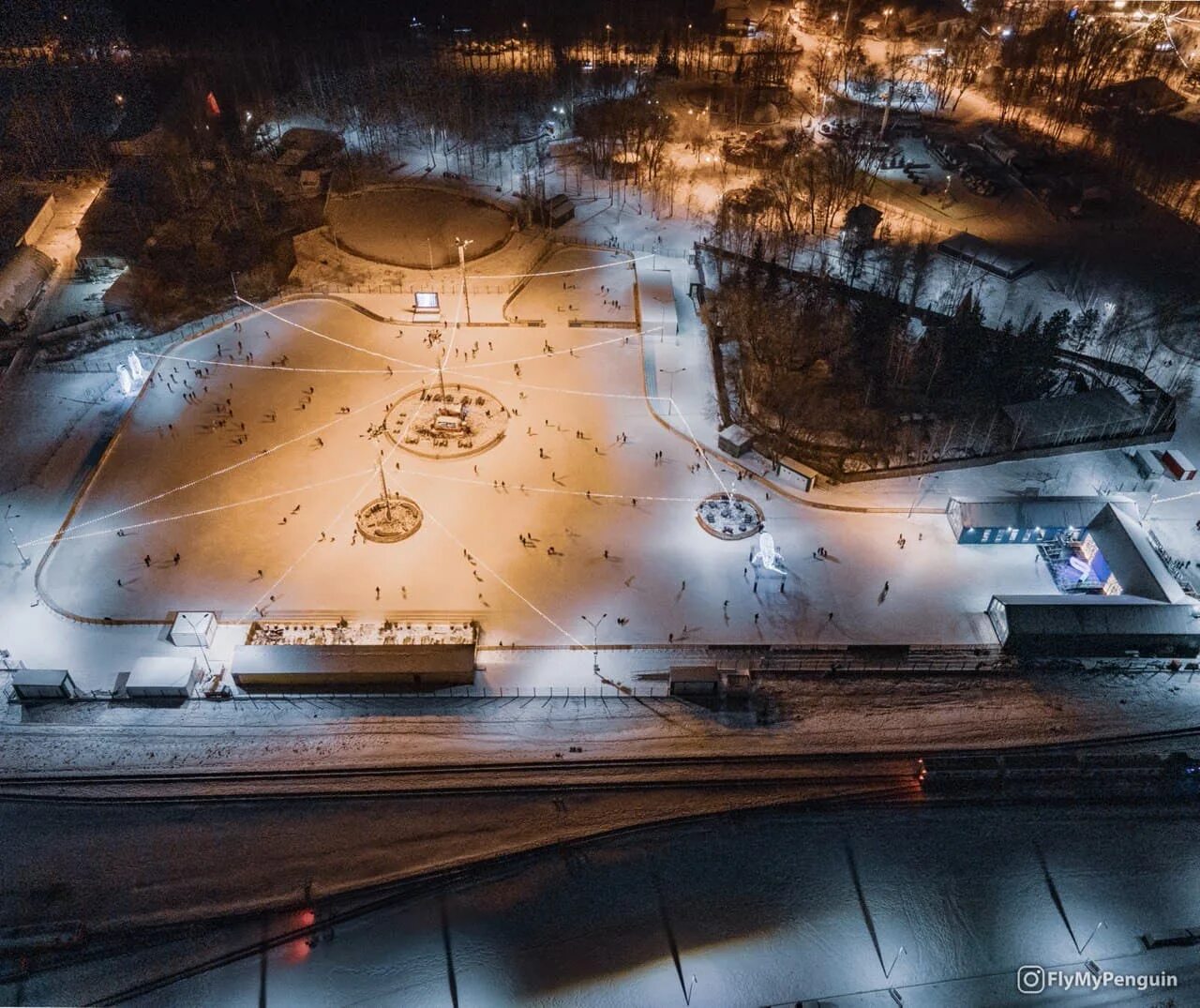 Екатеринбург парки зимой. Каток Северное сияние Екатеринбург парк Маяковского. Парк Маяковского ЕКБ каток. Каток парк Маяковского Екатеринбург 2022. Каток в парке Маяковского Екатеринбург.